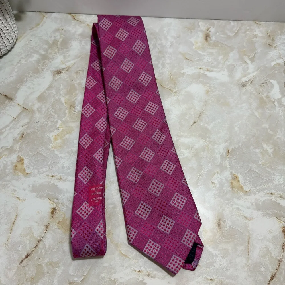 NWOT Holland & Sherry‎ London Men's Silk Printed Shape Tie Pink 3 1/2